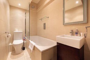 ヘアドライヤー、タオル、石鹸、シャンプー