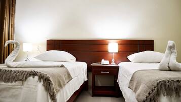Habitación clásica con 2 camas individuales, 2 camas individuales, vistas a la ciudad | Caja fuerte, escritorio, cortinas opacas y tabla de planchar con plancha