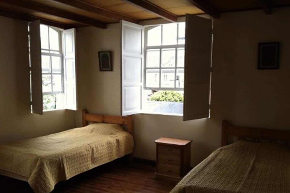 Iron/ironing board, bed sheets