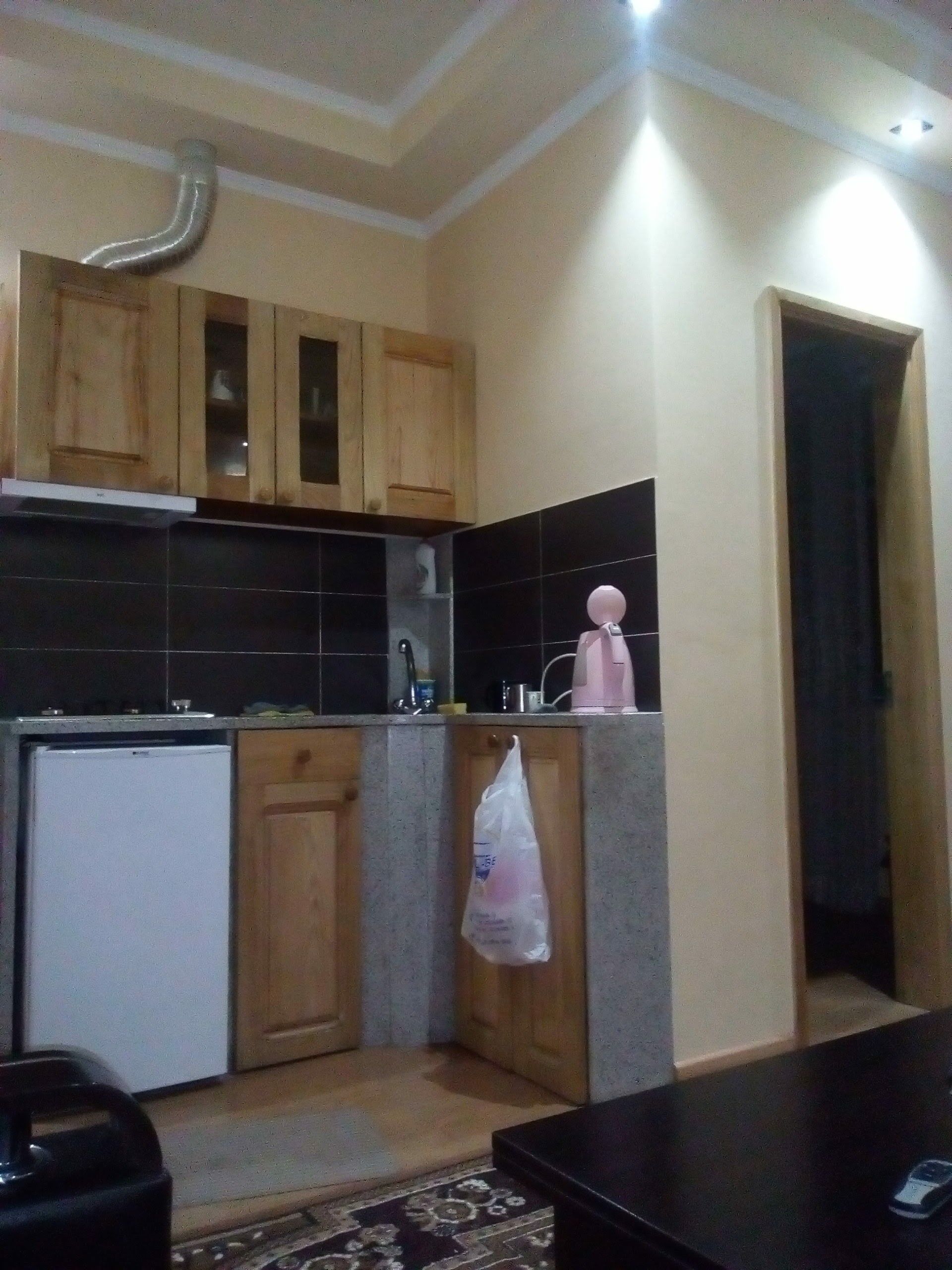 Refrigerador, microondas y utensilios de cocina 