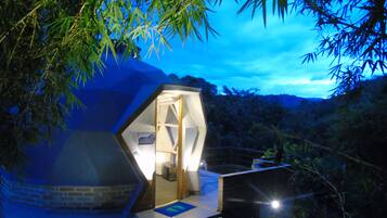 Suite estudio romántica, 1 cama King size, hidromasaje, vista al río | Ropa de cama de alta calidad, edredón y decoración personalizada