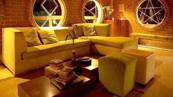 Televisión de pantalla plana, chimenea y piso con calefacción