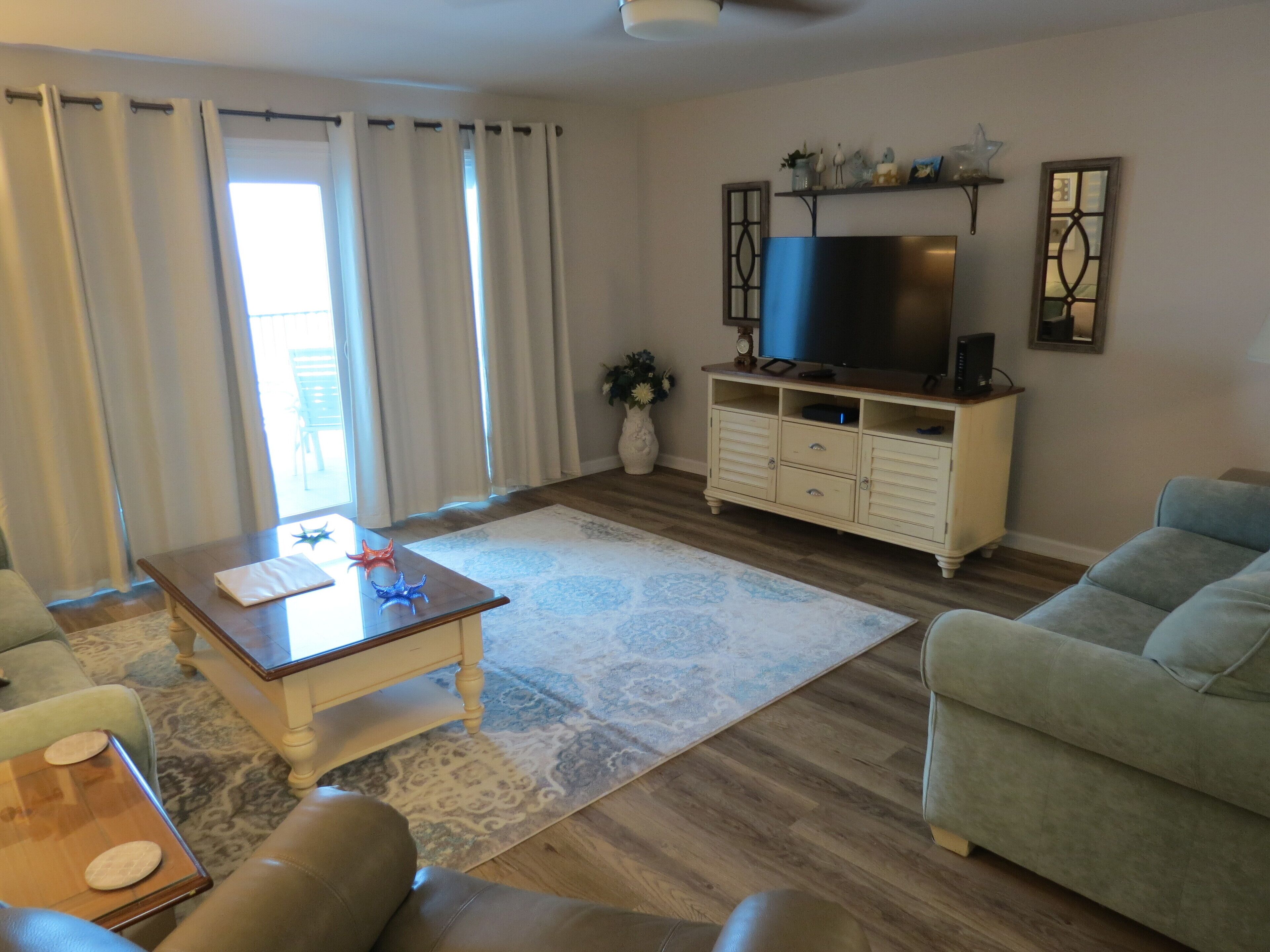 Mariner East 6th floor w/ huge balcony, 2 QBs, queen sleeper, sleeps 6