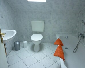 Condo dành cho gia đình, quang cảnh vườn | Phòng tắm | Bồn tắm, bồn tắm ngâm 