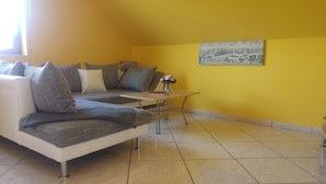 Appartamento familiare, vista giardino | Area soggiorno | TV
