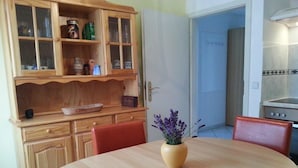 Appartamento familiare, vista giardino | Pasti in camera