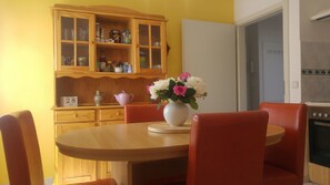 Condo família, vista para o jardim | Cozinha privada | Geladeira, micro-ondas, fogão, cooktop
