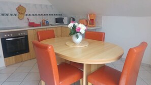 Condo família, vista para o jardim | Opções para refeição no quarto