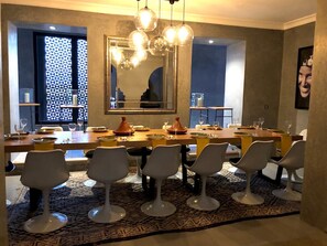 تناول الطعام داخل الغرفة