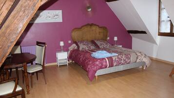 Comfort Room, 1 Queen Bed, Shared Bathroom | Premium bedding, desk, iron/ironing board, free cribs/infant beds