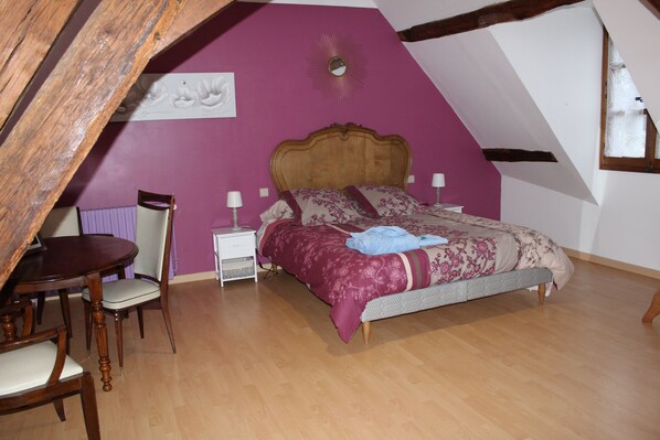 Chambre Confort, 1 grand lit, salle de bains commune