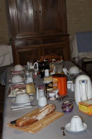 Free continental breakfast on weekends  - Domaine de la Touche (Mosnay)
