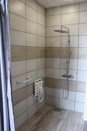 Royal Double Room, Mobility Accessible, Ground Floor | Bathroom | Rainfall showerhead, free toiletries, hair dryer, bathrobes - Domaine de la Touche (Mosnay)