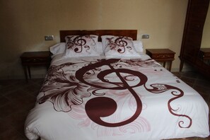 Royal Double Room, Mobility Accessible, Ground Floor | Premium bedding, desk, iron/ironing board, free cribs/infant beds - Domaine de la Touche (Mosnay)
