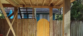 Cute Cottage, Pet Friendly- near public beach