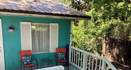 Söpö mökki * lemmikkieläinystävällinen New Deck!