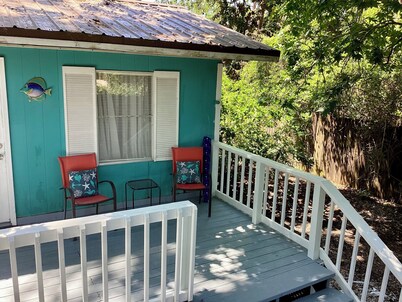  Cute Cottage, Pet Friendly- near public beach 