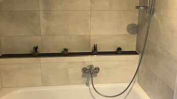 Haartrockner, Handtücher, Toilettenpapier