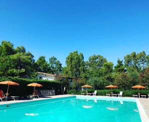 Seasonal outdoor pool, open 9:00 AM to 1:00 PM, pool umbrellas - Viola Club Village (Ischitella)