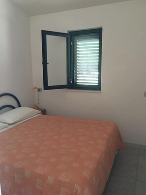 Chalet, 2 Bedrooms | Blackout curtains, cots/infant beds, rollaway beds