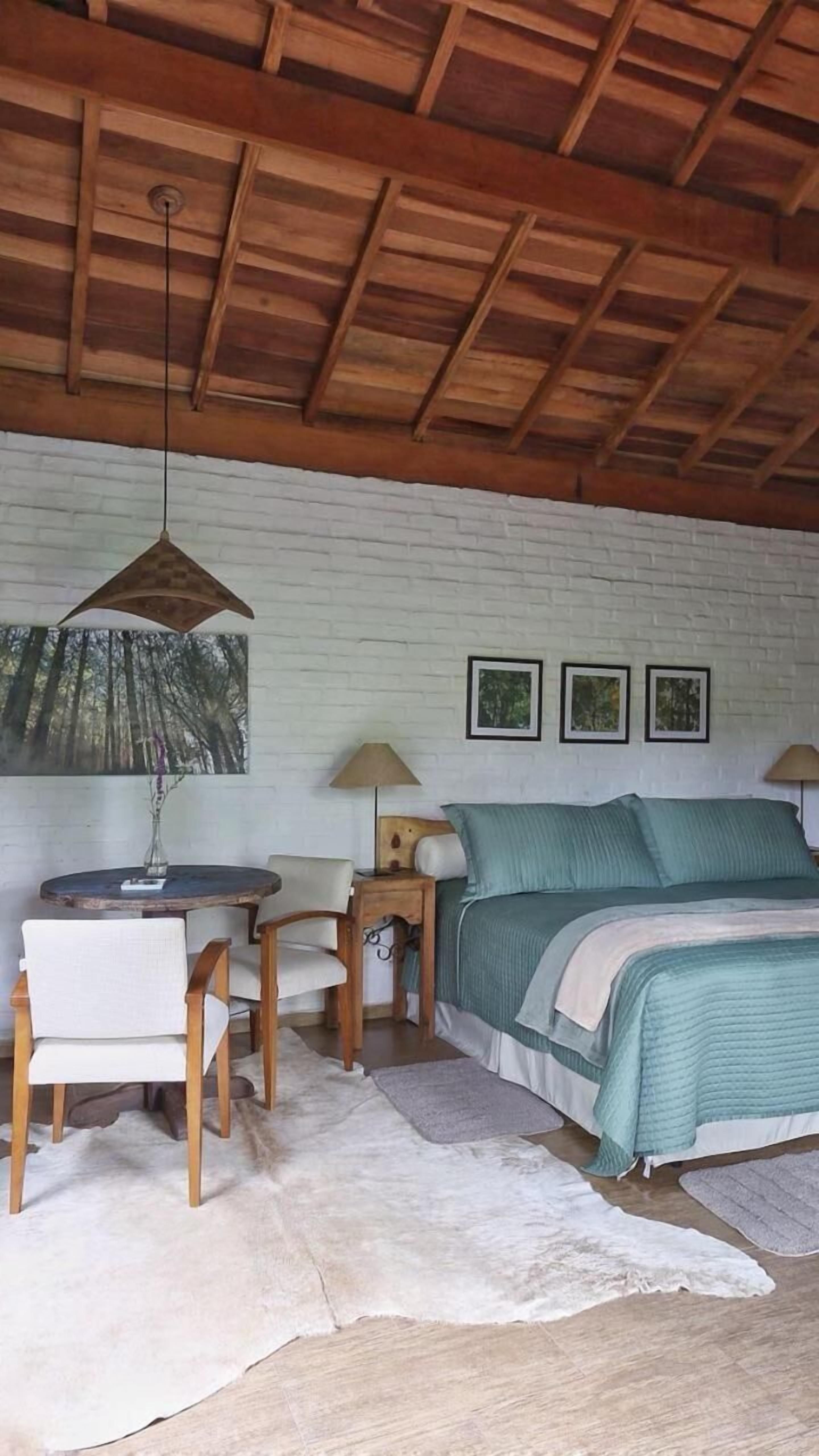 Frigobar, escrivaninha, Wi-Fi de cortesia, roupa de cama