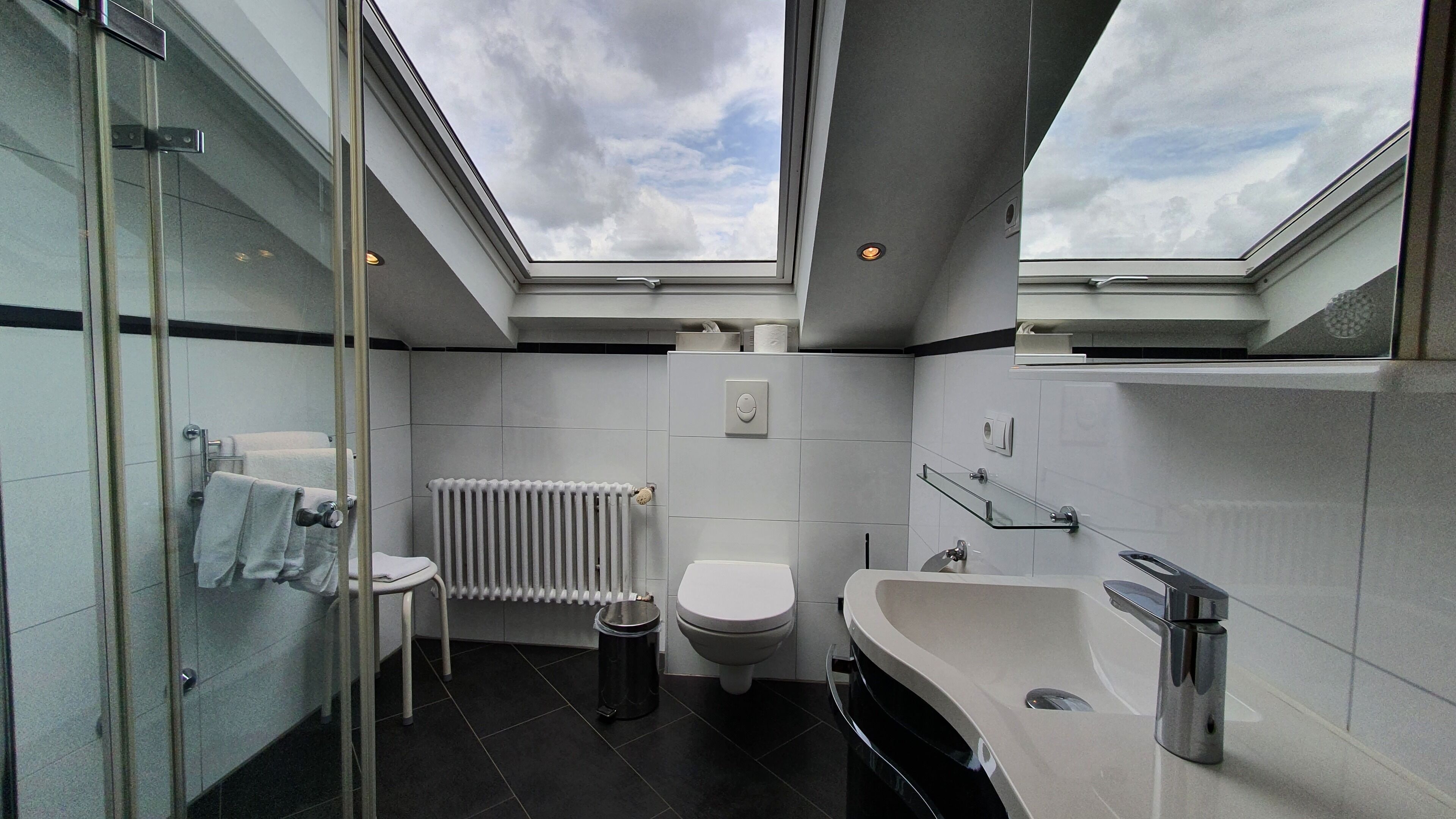 Suite Classique | Salle de bain | Douche, sèche-cheveux, savon, shampoing