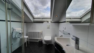Suite Classique | Salle de bain | Douche, sĂšche-cheveux, savon, shampoing