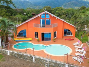 Outdoor pool - Chalet Castillo (El Estor)