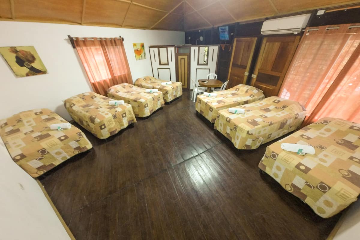 Basic Triple Room, Berbilang Katil, Lake View | Ruang kerja komputer riba, Wi-fi percuma, dihias secara berasingan 