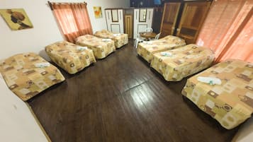 Basic-Dreibettzimmer, Mehrere Betten, Seeblick | Individuell dekoriert, individuell eingerichtet