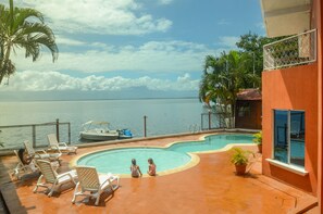 Outdoor pool - Chalet Castillo (El Estor)