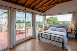 Classic Penthouse, 1 Queen Bed, Balcony, City View