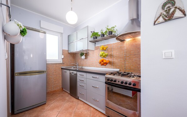 ثلاجة، ميكروويف، فرن، موقد طهي مسطح