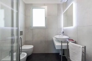 Dusche, Haartrockner, Bidet, Handtücher