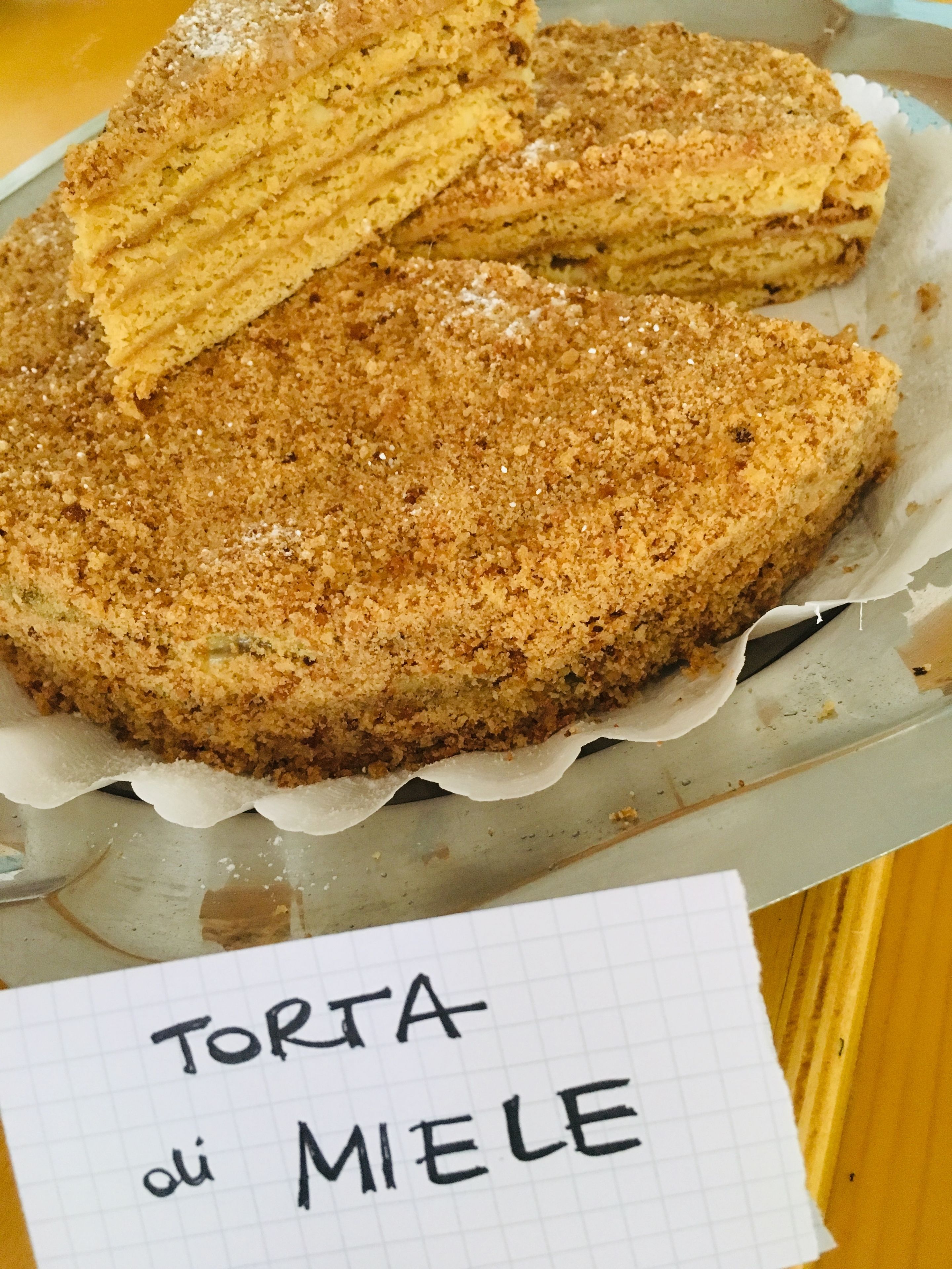 A torta with a crumbly topping, labeled 'Torta o Miele'.