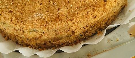 A torta with a crumbly topping, labeled 'Torta o Miele'.