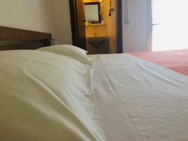 Habitación doble | Escritorio, cortinas opacas, cunas gratuitas y wifi gratis