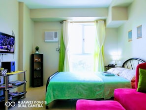 1 bedroom, laptop workspace, iron/ironing board, WiFi - Cozy Studio near Manila Airport with Unlimited WiFi (Paranaque City)