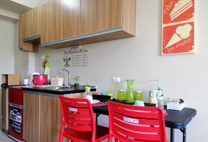 Dining - Cozy Studio near Manila Airport with Unlimited WiFi (Paranaque City)