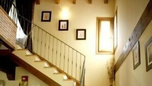 Una escalera con peldaños decorados que lleva a una plataforma.
