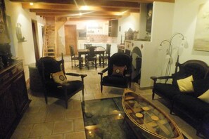 منزل - غرفتا نوم - بشرفة - بمنظر للنهر | منطقة المعيشة | تلفزيون إل إي دي