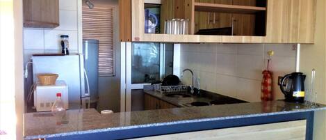 Íbúð | Einkaeldhúskrókur | Ísskápur, örbylgjuofn, bakarofn, pottar/pönnur/diskar/hnífapör