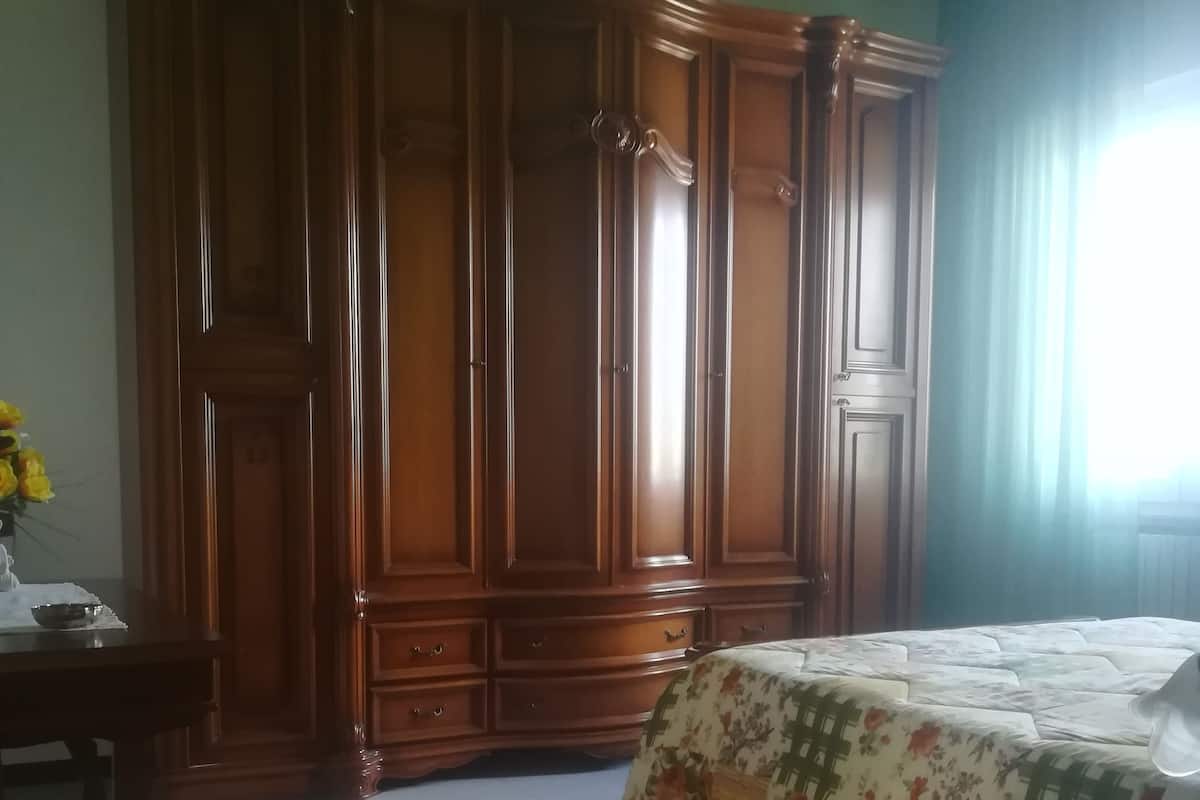 Deluxe Apartment, 3 Bedrooms, Garden View | Desk, cribs (free), WiFi (free), bed sheets