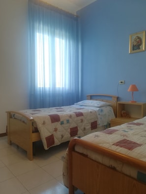 Bureau, lits bébé (gratuits), Wi-Fi gratuit, draps fournis