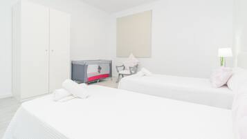 3 slaapkamers, een strijkplank/strijkijzer, gratis wifi, beddengoed