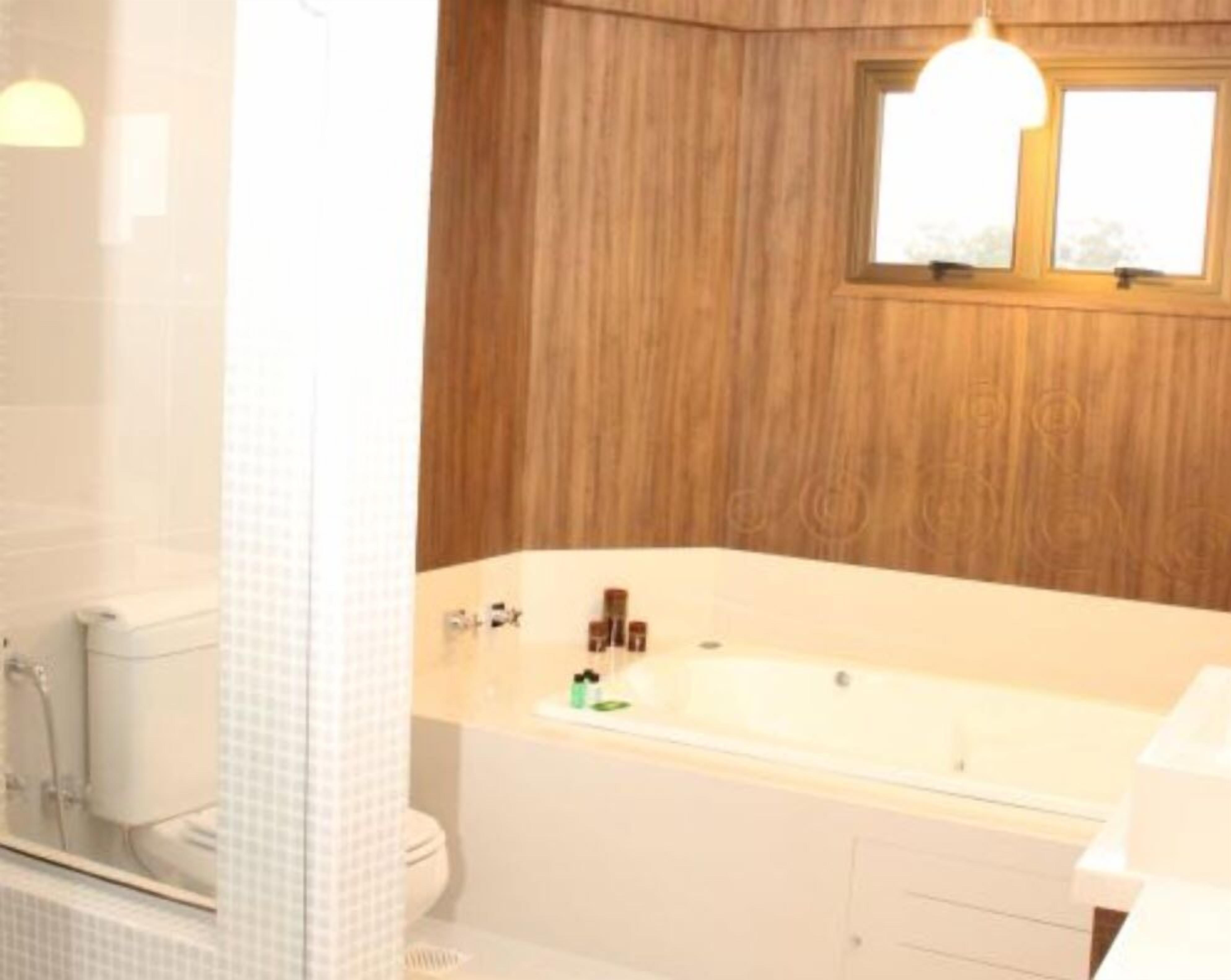 suite, 1 king bed | bathroom | towels