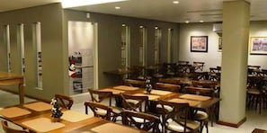 Café da manhã com buffet grátis todos os dias