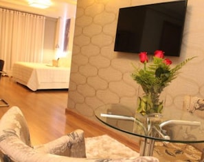 Suíte, 1 cama King | Ferros/tábuas de passar roupa, Wi-Fi de cortesia, roupa de cama