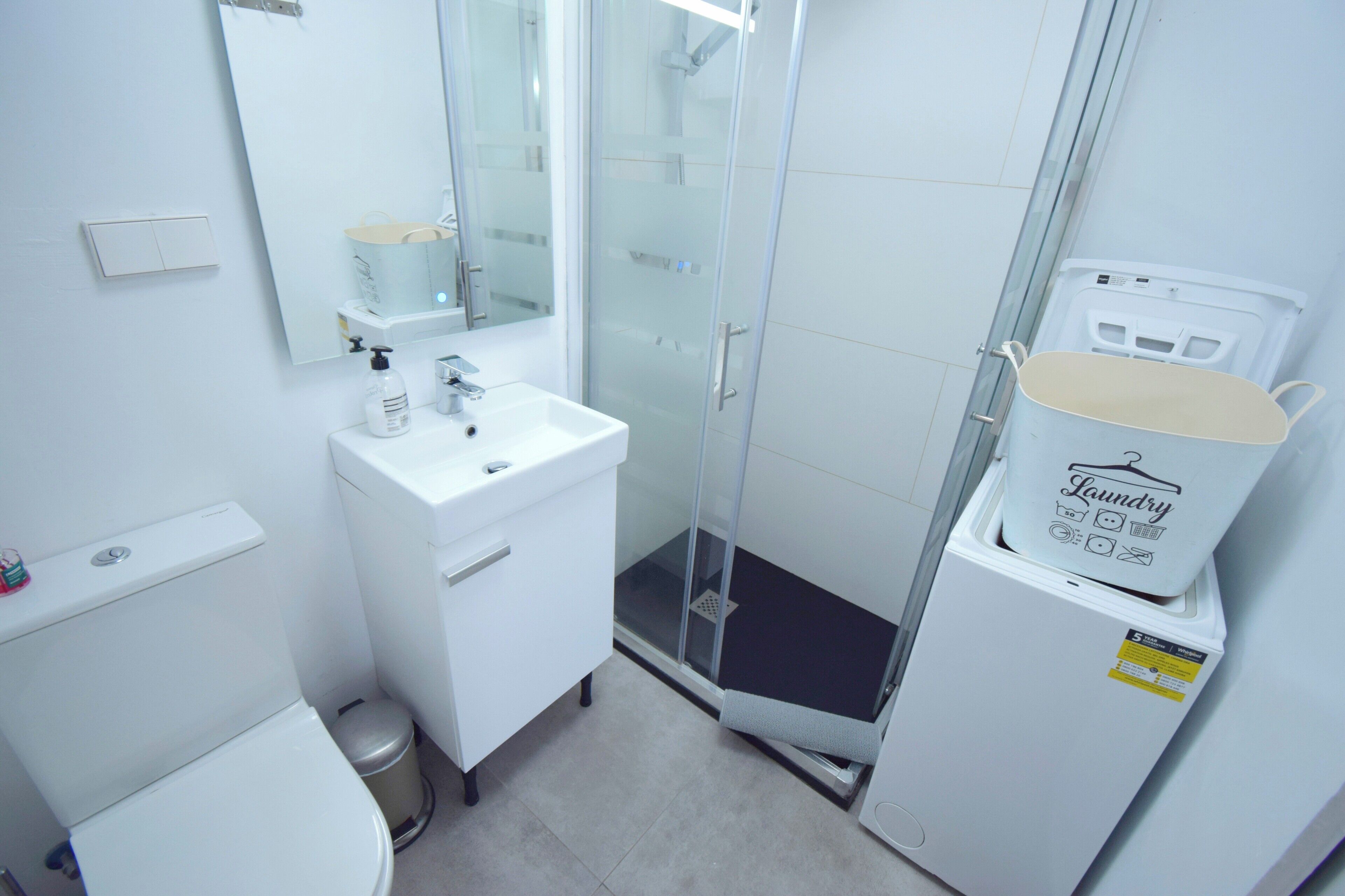 Een douche, een haardroger, handdoeken, toiletpapier