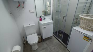Dusche, Haartrockner, Handtücher, Toilettenpapier